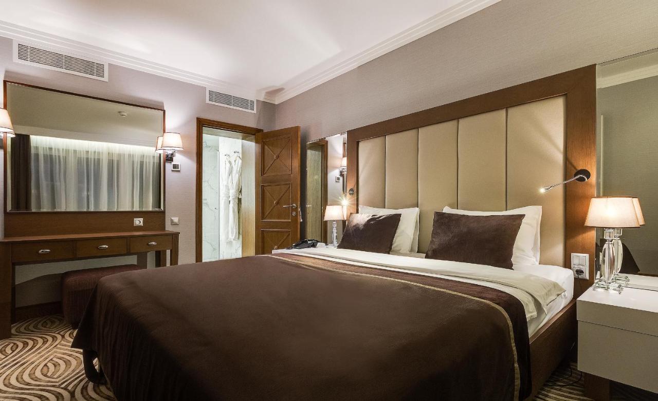Premier Hotel Dnister Lviv Eksteriør bilde
