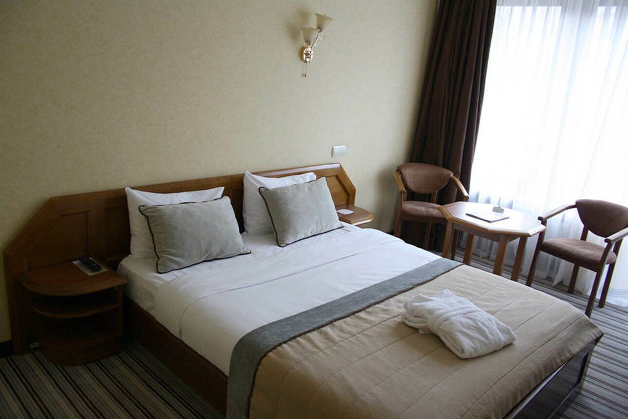 Premier Hotel Dnister Lviv Eksteriør bilde